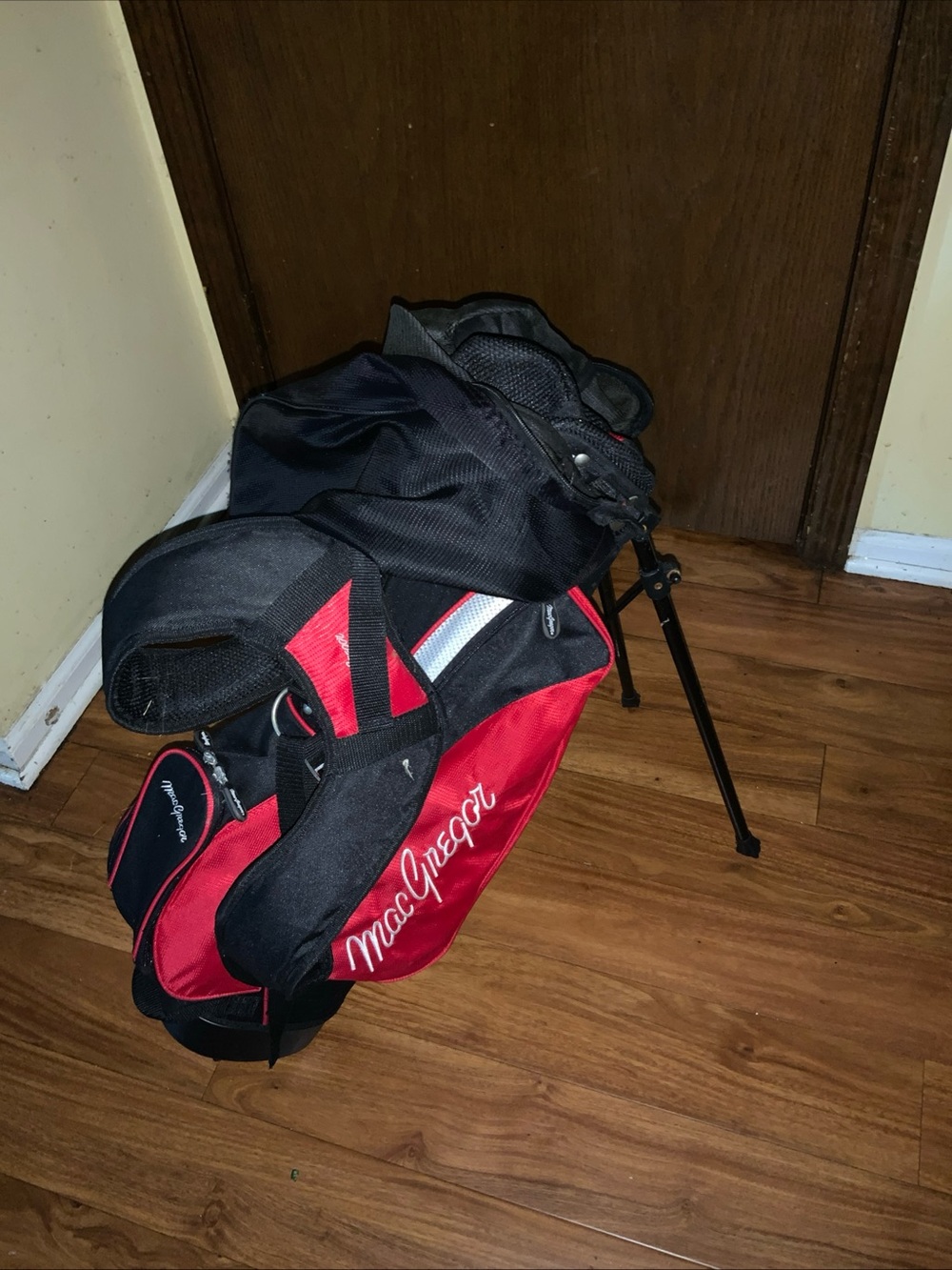 MacGregor JUNIOR GOLF bag stand with hood. Barely used condition.  Fast ship.